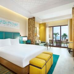 Отель DoubleTree by Hilton Resort & Spa Marjan Island 5* Стандартный номер с двуспальной кроватью фото 4