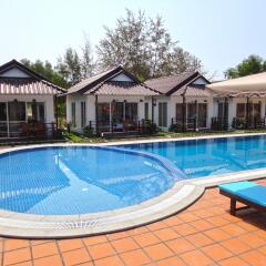 Отель Sea Breeze Resort бассейн