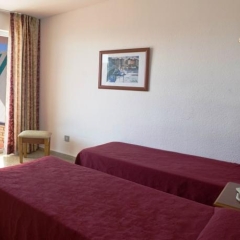 Отель Globales Honolulu - Adults Only сейф в номере