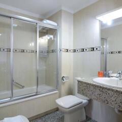 Отель Apartamentos Nuriasol Испания, Фуэнхирола - 7 отзывов об отеле, цены и фото номеров - забронировать отель Apartamentos Nuriasol онлайн ванная