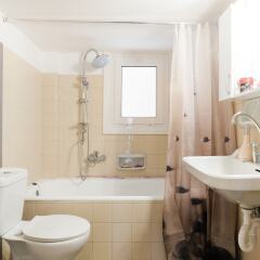 Апартаменты Big Central Metro Station Apartment 2 ванная