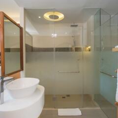 Отель Crest Resort & Pool Villas сейф в номере