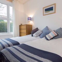Отель 2 Bedroom Garden Apartment near Wimbledon Великобритания, Лондон - отзывы, цены и фото номеров - забронировать отель 2 Bedroom Garden Apartment near Wimbledon онлайн комната для гостей фото 2