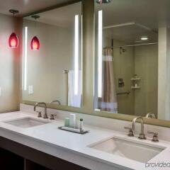 Отель Doubletree by Hilton Los Angeles Downtown США, Лос-Анджелес - 8 отзывов об отеле, цены и фото номеров - забронировать отель Doubletree by Hilton Los Angeles Downtown онлайн ванная