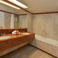 Отель Holiday Inn Nice Франция, Ницца - 3 отзыва об отеле, цены и фото номеров - забронировать отель Holiday Inn Nice онлайн ванная фото 2