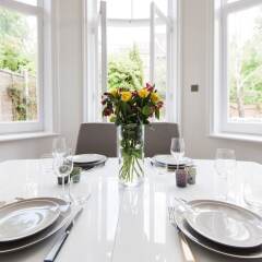 Отель Luxurious Hampstead Home with Gorgeous Garden питание