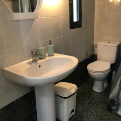 Отель Stunning sea-front maisonette Греция, Пефкохори - отзывы, цены и фото номеров - забронировать отель Stunning sea-front maisonette онлайн ванная фото 2