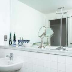 Отель Top Floor Modern 2BD Flat in Northern Quarter ванная фото 2
