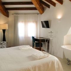 Hotel Forn Nou сейф в номере