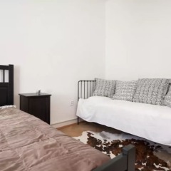 Апартаменты Chic and Spacious Buzulucka Apartment Прага комната для гостей фото 4