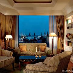 Гостиница The Ritz-Carlton, Moscow комната для гостей