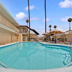 Отель Super 8 by Wyndham Los Angeles-Culver City Area бассейн