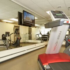 Отель Colonial Square Inn & Suites фитнесс-зал