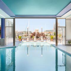 Отель Coast Victoria Hotel & Marina by APA Канада, Виктория - отзывы, цены и фото номеров - забронировать отель Coast Victoria Hotel & Marina by APA онлайн бассейн