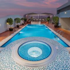 Savoy Crest Hotel Apartments бассейн