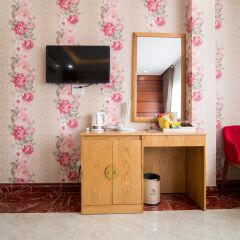 Отель RedDoorz Plus near Tan Son Nhat Airport 2 удобства в номере