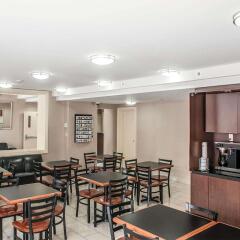Отель Econo Lodge Inn & Suites Downtown Канада, Торонто - отзывы, цены и фото номеров - забронировать отель Econo Lodge Inn & Suites Downtown онлайн питание