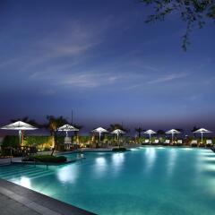 Отель Crowne Plaza New Delhi Rohini бассейн