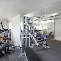 Oakwood Hotel Journeyhub Phuket Патонг фитнесс-зал