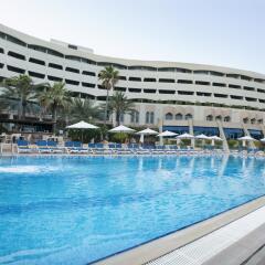 Отель Occidental Sharjah Grand бассейн
