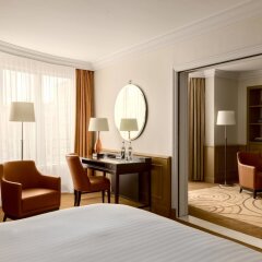 Paris Marriott Champs Elysees Hotel сейф в номере