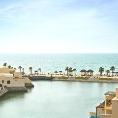 Отель The Cove Rotana Resort пляж