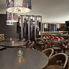 Отель Four Points by Sheraton Hotel & Suites Calgary West Канада, Калгари - отзывы, цены и фото номеров - забронировать отель Four Points by Sheraton Hotel & Suites Calgary West онлайн гостиничный бар