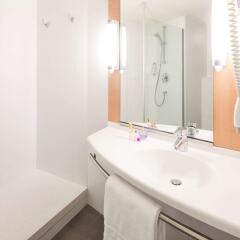 Отель Ibis Barcelona Santa Coloma Испания, Санта-Колома-де-Граманет - отзывы, цены и фото номеров - забронировать отель Ibis Barcelona Santa Coloma онлайн ванная фото 2