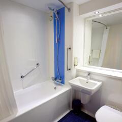 Отель Travelodge Edinburgh Dreghorn Эдинбург ванная фото 2