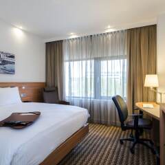 Отель Hampton by Hilton Amsterdam Airport Schiphol комната для гостей
