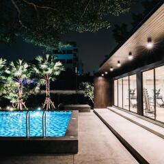 Отель The Platinum Suite бассейн