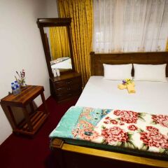Гостевой Дом Yoho New Royal Guest Inn сейф в номере