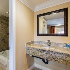 Отель Rodeway Inn Near La Live Хантингтон-Парк ванная