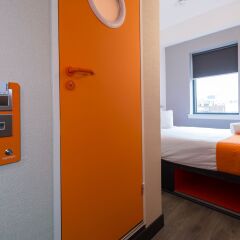 Отель easyHotel Glasgow сейф в номере