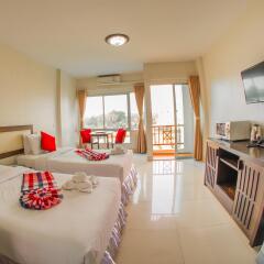Апартаменты The Tarawadee Sriracha Apartment комната для гостей