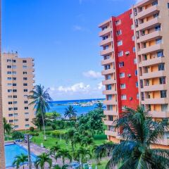 Апартаменты Sundreamer Beach Studio at Turtle Towers пляж