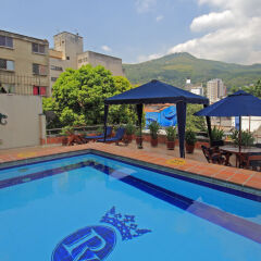 Hotel Plaza Versalles бассейн