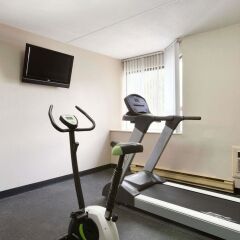 Отель Travelodge by Wyndham Toronto East фитнесс-зал