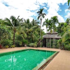 Отель Mae Nai Gardens бассейн