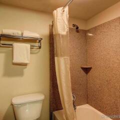 Отель Red Roof Inn Atlanta Six Flags ванная фото 2