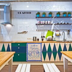 Гостиница Graffiti L Hostel в Санкт-Петербурге - забронировать гостиницу Graffiti L Hostel, цены и фото номеров Санкт-Петербург питание фото 2