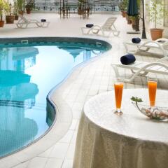 Al Waleed Palace Hotel Apartments Oud Metha бассейн