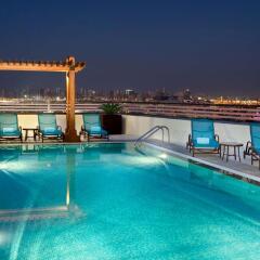 Отель Hilton Garden Inn Dubai Al Muraqabat бассейн