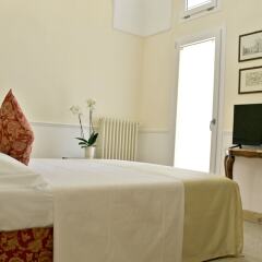Отель Dimora Le Tre Muse Bed & Breakfast Лечче комната для гостей фото 5