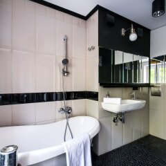 Отель Ujazdowski Park Sunny Apartment Польша, Варшава - отзывы, цены и фото номеров - забронировать отель Ujazdowski Park Sunny Apartment онлайн ванная