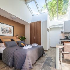 Апартаменты Allure Garden Apartments комната для гостей