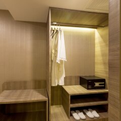 Отель Glow Sukhumvit 5 By Centropolis Бангкок сейф в номере