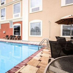 Отель Comfort Inn & Suites Maingate South бассейн