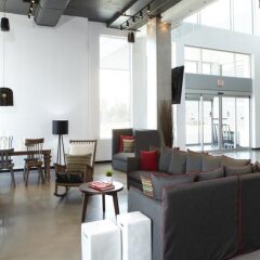 Отель Alt Hotel Toronto Airport Канада, Миссиссауга - отзывы, цены и фото номеров - забронировать отель Alt Hotel Toronto Airport онлайн комната для гостей фото 3
