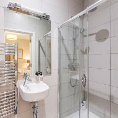 Отель Stylish 3 Bed 3 bath in Kens High St Лондон